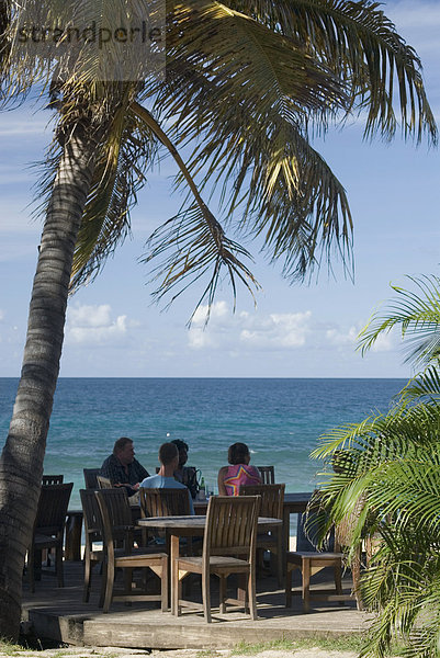 Mensch  Getränk  Menschen  Baum  unterhalb  Restaurant  Palme  Grenada  Hauptstadt