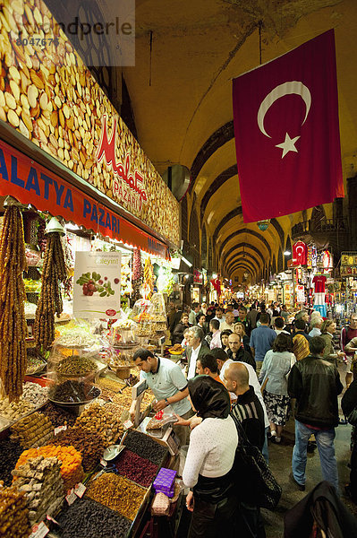 Truthuhn  Blumenmarkt  Mensch  Menschen  Frucht  kaufen  Nuss  getrocknet  Istanbul  Türkei