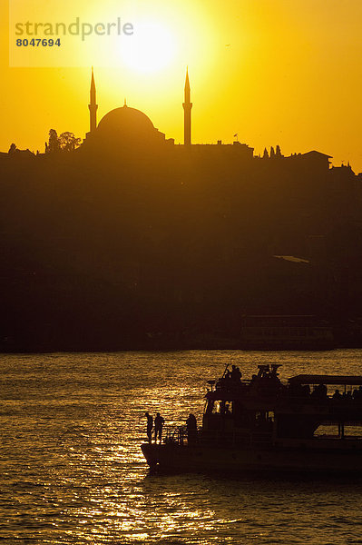 hinter überqueren Silhouette Fähre Abenddämmerung Goldenes Horn Istanbul Moschee Türkei