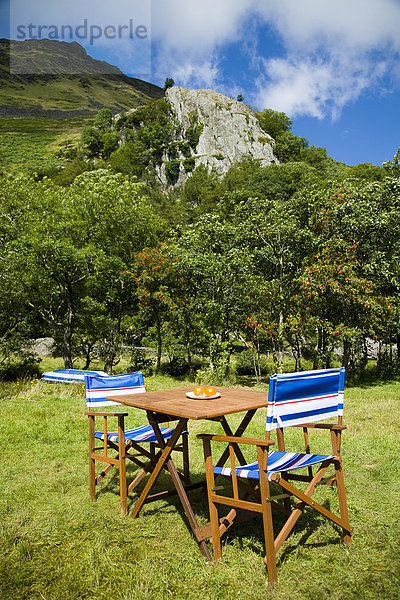 Stuhl  Großbritannien  Campingplatz  liegend  liegen  liegt  liegendes  liegender  liegende  daliegen  Tisch  North Wales  Wales