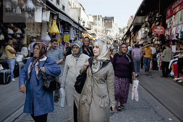 Truthuhn  Frau  Kleidung  Schal  strecken  Ehrfurcht  kaufen  Ägypten  Basar  Istanbul  Markt  Türkei