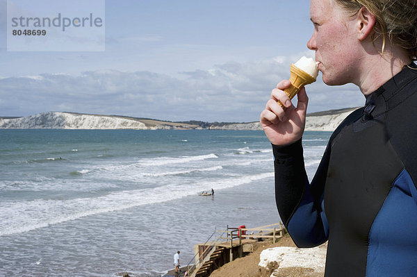 Landschaftlich schön  landschaftlich reizvoll  Frau  Großbritannien  Eis  Bach  Fokus auf den Vordergrund  Fokus auf dem Vordergrund  Ansicht  essen  essend  isst  Bucht  Sahne  England  Isle of Wight