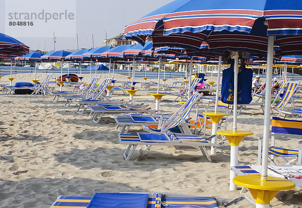 Stuhl Strand Morgen Regenschirm Schirm Sand früh Terrasse Sonnenschirm Schirm Italien Marken