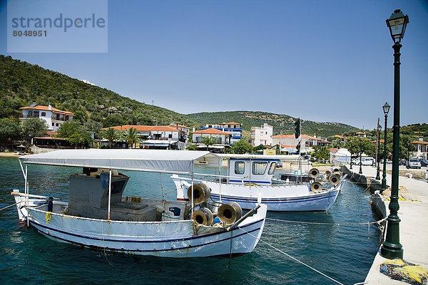 Fischereihafen Fischerhafen Tradition klein Küste Stadt Boot vertäut Griechenland