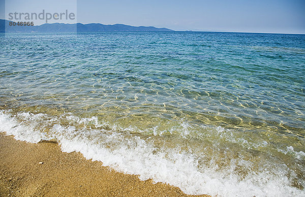 Wasserrand  durchsichtig  transparent  transparente  transparentes  Strand  klein  Wasserwelle  Welle  Meer  blau  Sonnenlicht  Kristall  Griechenland