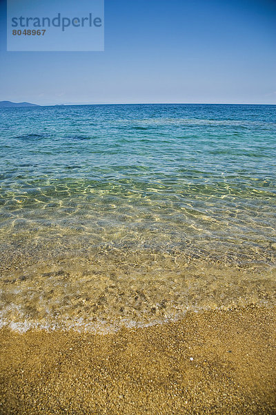 Wasserrand  durchsichtig  transparent  transparente  transparentes  Strand  klein  Wasserwelle  Welle  Meer  blau  Sonnenlicht  Kristall  Griechenland