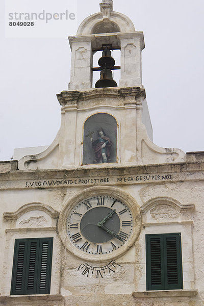 klein  Großstadt  Uhr  Quadrat  Quadrate  quadratisch  quadratisches  quadratischer  herzförmig  Herz  Platz  Apulien  11  Kapelle  Italien  alt