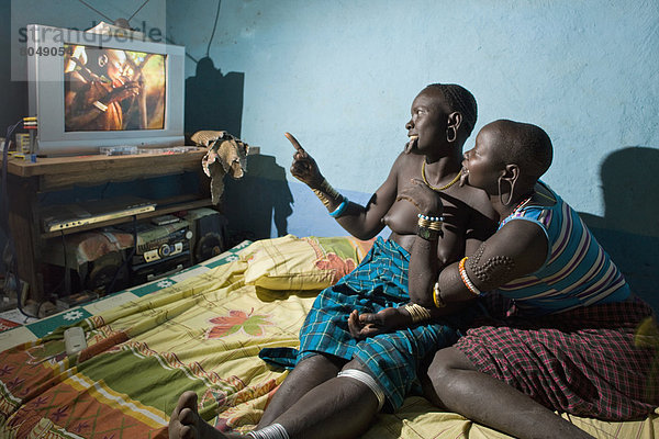 Frau  sehen  halten  Teller  Fernsehen  durchbohren  2  Tonstein  Geographie  Volksstamm  Stamm  Ethnisches Erscheinungsbild  Äthiopien