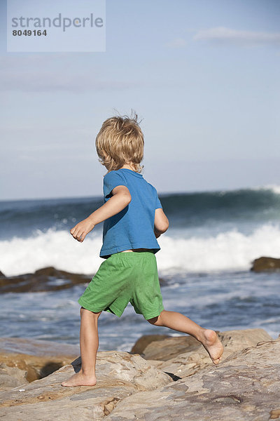 Südliches Afrika  Südafrika  Felsen  Strand  Junge - Person  rennen  5-9 Jahre  5 bis 9 Jahre  Mossel Bay