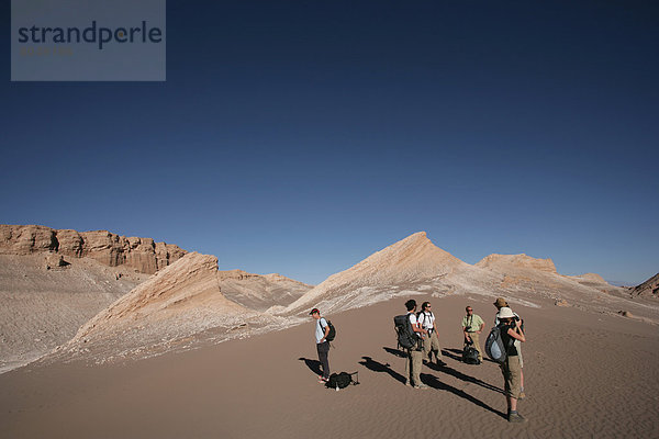 Mensch Menschen wandern Mond Chile San Pedro de Atacama Valle