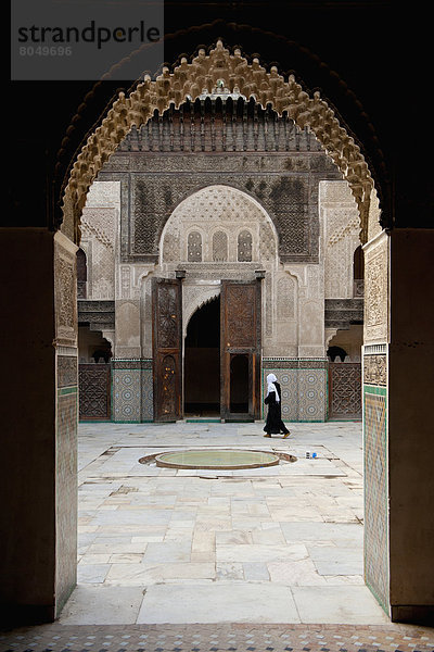 Fès  Fez  Frau  gehen  Innenhof  Hof  Fes  Marokko