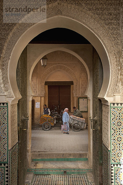 Fès  Fez  Außenaufnahme  Frau  gehen  Eingang  Nostalgie  Verkäufer  Fes  Marokko