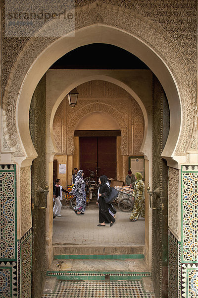 Fès  Fez  Mensch  Menschen  gehen  Eingang  Nostalgie  Fes  Marokko