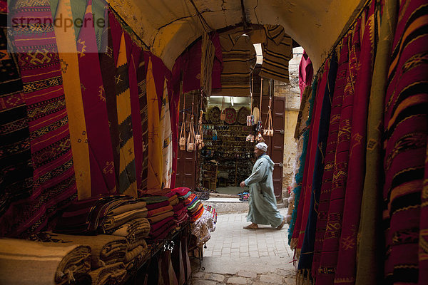 Fès  Fez  Korridor  Korridore  Flur  Flure  Mann  Kleidung  sehen  gehen  Gasse  Nostalgie  verkaufen  Fes  Marokko  schmal