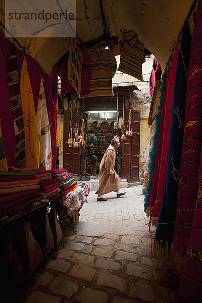 Fès  Fez  Korridor  Korridore  Flur  Flure  hoch  oben  Mann  Kleidung  sehen  gehen  Gasse  Nostalgie  verkaufen  Fes  Marokko  schmal