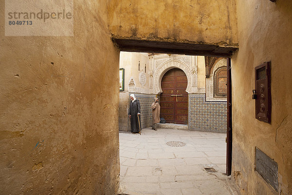 Fès  Fez  Außenaufnahme  Mann  Eingang  2  Fes  Marokko  Moschee