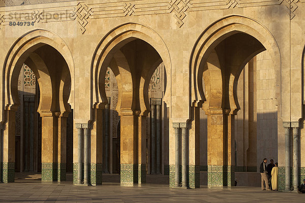 nebeneinander  neben  Seite an Seite  Mann  Casablanca  unterhalten  Marokko  Moschee