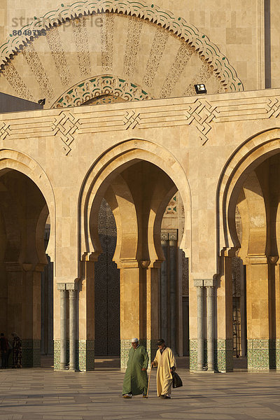 Mann  gehen  frontal  2  Casablanca  Innenhof  Hof  Abenddämmerung  Marokko  Moschee