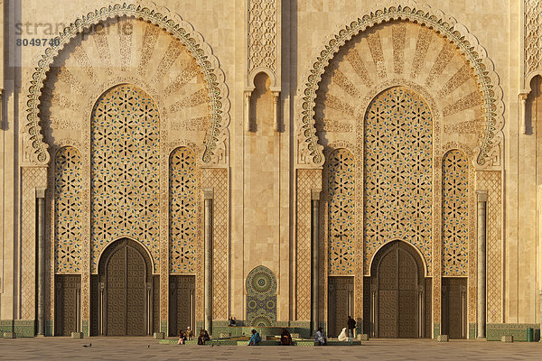 Mensch  Menschen  Tür  frontal  übergroß  Casablanca  Abenddämmerung  Marokko  Moschee