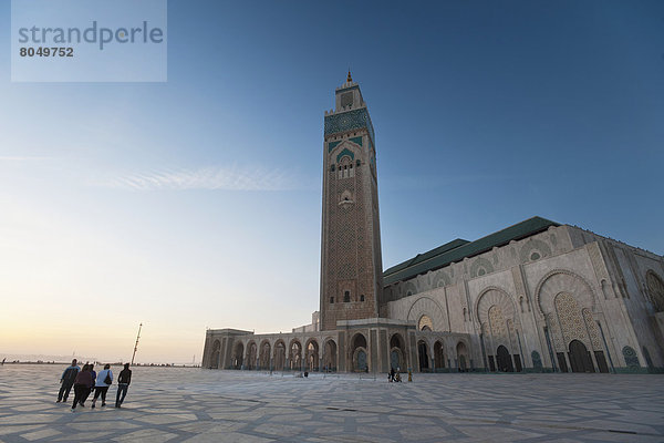 Mensch  Menschen  gehen  frontal  Casablanca  Innenhof  Hof  Abenddämmerung  Marokko  Moschee