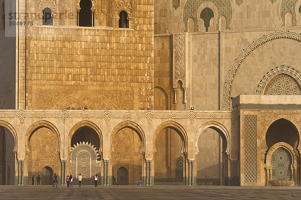 Mensch  Menschen  gehen  frontal  groß  großes  großer  große  großen  Casablanca  Innenhof  Hof  Marokko  Moschee