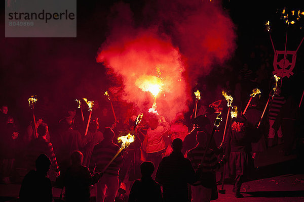 verbrennen  Mensch  Menschen  Nacht  Großbritannien  Straße  vorwärts  jung  Freudenfeuer  East Sussex  England  marschieren