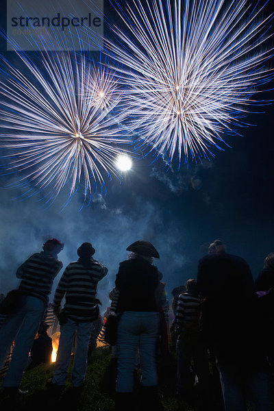 Mensch  sehen  Menschen  Nacht  Großbritannien  jung  Freudenfeuer  East Sussex  England  Feuerwerk