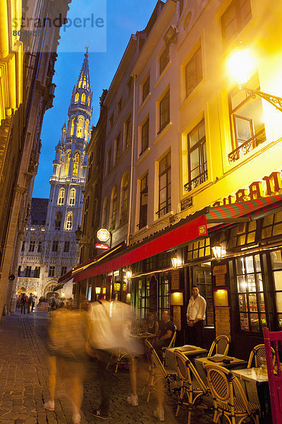 hinter  Mensch  Menschen  gehen  Brüssel  Hautpstadt  Straße  Halle  Stadt  Ehrfurcht  Restaurant  frontal  Seitenansicht  Belgien  Abenddämmerung  Platz