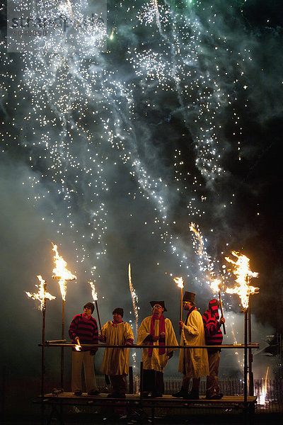 hinter  Mensch  Menschen  Nacht  Großbritannien  Kleidung  Freudenfeuer  East Sussex  England  Feuerwerk