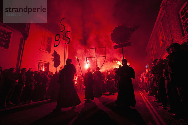 Mensch  Menschen  Nacht  Großbritannien  Straße  führen  Ehrfurcht  Kleidung  Gesellschaft  Mönch  Freudenfeuer  East Sussex  England  Blei  Prozession