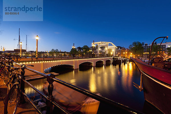 Amsterdam  Hauptstadt  Brücke  Ansicht  Niederlande  schlank  Abenddämmerung