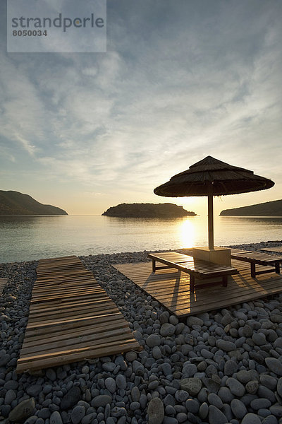 Strand Regenschirm Schirm Morgendämmerung Gegenteil Insel Veranda Sonnenschirm Schirm Kreta Griechenland Sonne