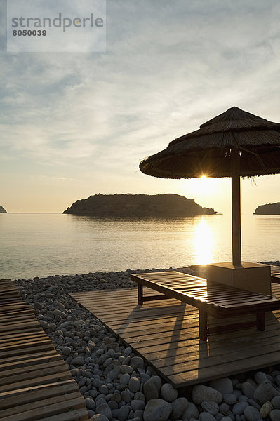 Strand Regenschirm Schirm Morgendämmerung Gegenteil Insel Veranda Sonnenschirm Schirm Kreta Griechenland Sonne