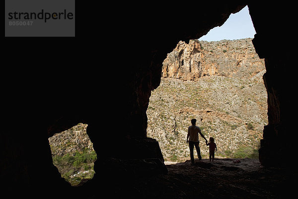 stehend  Frau  Wand  Eingang  Höhle  jung  Schlucht  Mädchen  Kreta  Griechenland