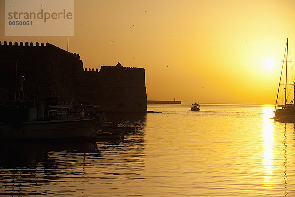 Fischereihafen  Fischerhafen  Morgendämmerung  Festung  Venetien  Kreta  Fischerboot  Griechenland