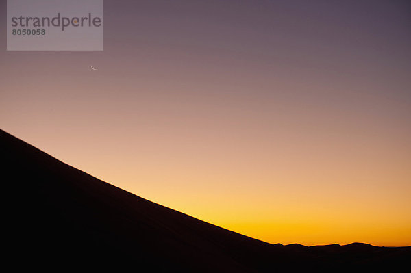 nahe  über  Wüste  Sand  Mond  Düne  Sahara  Abenddämmerung  Merzouga  Marokko