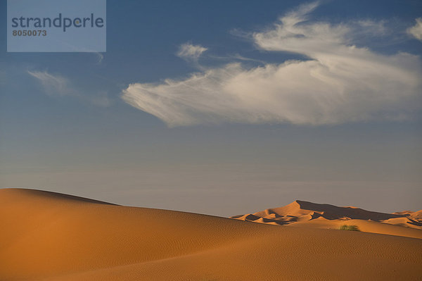 nahe  Wolke  über  Sand  Düne  Merzouga  Marokko
