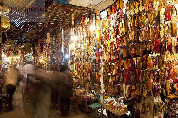 Messestand  Mensch  Menschen  Schuh  frontal  Souk  Marrakesch  Marokko