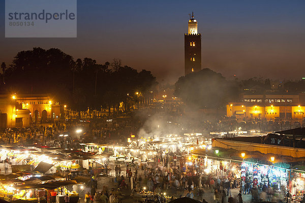 Messestand  Lebensmittel  Hintergrund  Koutoubia-Moschee  Abenddämmerung  Marrakesch  Minarett  Marokko