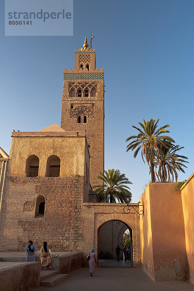 nebeneinander  neben  Seite an Seite  Mensch  Menschen  Morgendämmerung  Koutoubia-Moschee  Marrakesch  Marokko  Moschee