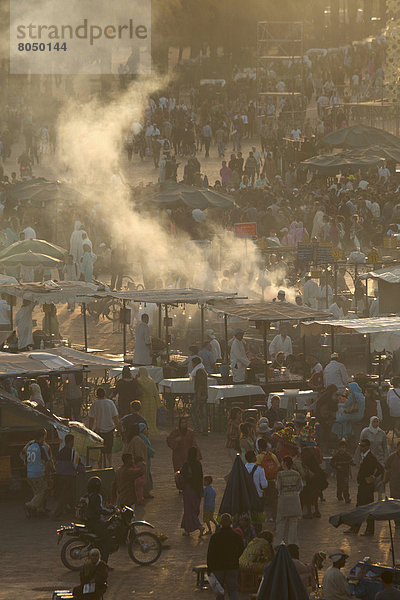 Messestand  Mensch  Menschen  Lebensmittel  Abenddämmerung  Marrakesch  Marokko