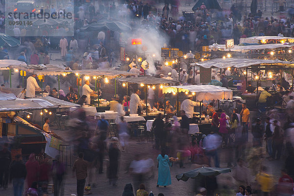 Messestand  Mensch  Menschen  Lebensmittel  Abenddämmerung  Marrakesch  Marokko