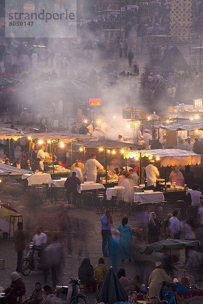 Messestand  Mensch  Menschen  Lebensmittel  Abenddämmerung  Marrakesch  Marokko