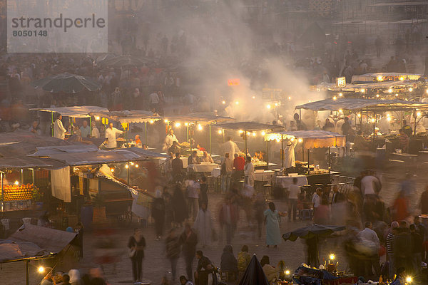 Messestand  Mensch  Menschen  Lebensmittel  Abenddämmerung  Marrakesch  Marokko