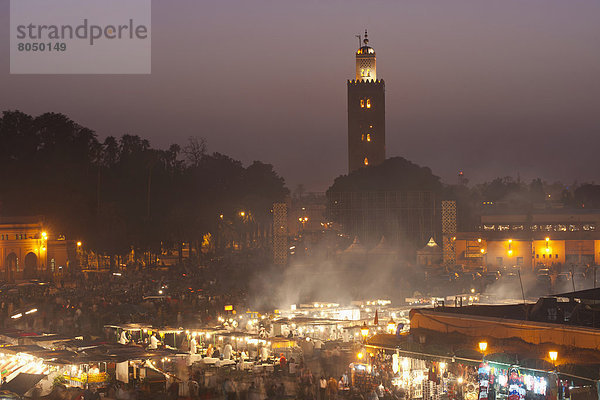 Messestand  hinter  sehen  Lebensmittel  Koutoubia-Moschee  Abenddämmerung  Marrakesch  Minarett  Marokko  Moschee