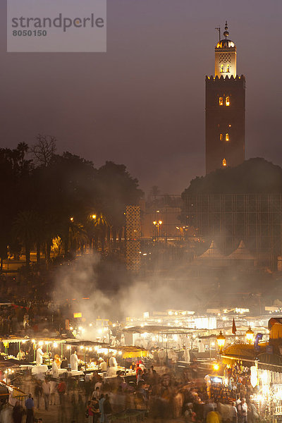 Messestand  hinter  sehen  Lebensmittel  Koutoubia-Moschee  Abenddämmerung  Marrakesch  Minarett  Marokko  Moschee