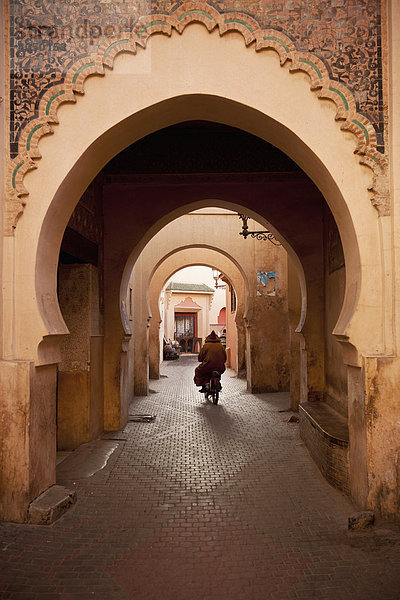 Mann  gehen  Gasse  Brücke  Marrakesch  Mofa  Roller  Marokko