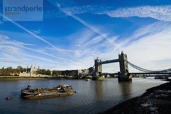 Tower Bridge auf der Themse  London  England  Großbritannien