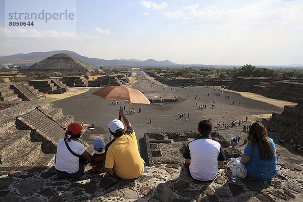 pyramidenförmig  Pyramide  Pyramiden  hoch  oben  Mond  Mexiko  Ansicht  vorwärts  Allee  Pyramide