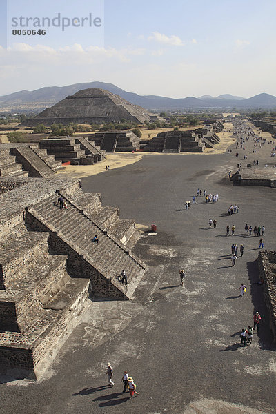 pyramidenförmig  Pyramide  Pyramiden  hoch  oben  Mond  Mexiko  Ansicht  vorwärts  Allee  Pyramide